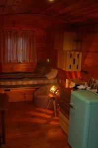 姆热日诺Camping Rogowo的客房设有两张双层床和一台冰箱。