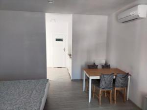 Łóżko lub łóżka w pokoju w obiekcie Center Warsaw- Apartamenty Smolna