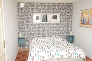 1 dormitorio con cama y pared en Repos chez Margot en Fajoles