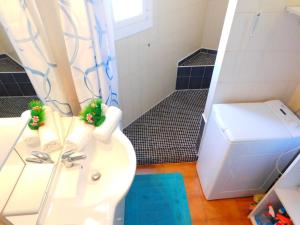 A bathroom at GMID IMMO A226 Moli de Vent 1