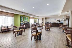 Un restaurante con mesas y sillas en una sala. en Baymont by Wyndham Milan, en Milan