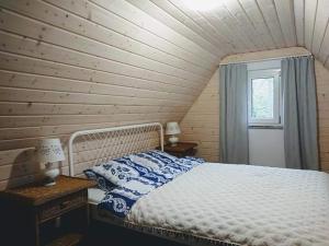 Postel nebo postele na pokoji v ubytování Chatka na skraju lasu