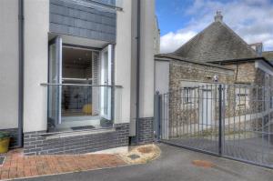 una puerta frente a un edificio con ventana en The Lower Deck, en Lyme Regis