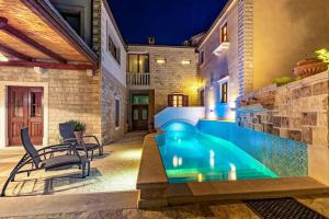 einen Pool im Hinterhof eines Hauses in der Unterkunft 4 bedrooms seafront Villa LAURUS with heated pool for up to 8 people in Sumartin