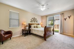 1 dormitorio con 1 cama y ventilador de techo en Wine Country Hideaway, en Windsor