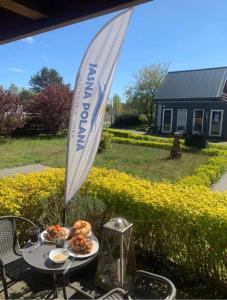 una mesa con comida en ella con una sombrilla en Domki Jasna Polana en Jastrzębia Góra