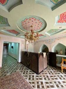 een kamer met een plafond met een kroonluchter. bij Shayx Jalol in Bukhara