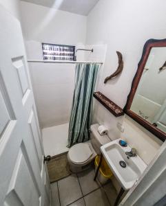 un piccolo bagno con servizi igienici e lavandino di Escondite Pacifico a Popoyo