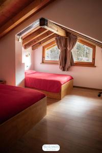 una camera con due letti e una finestra di Dolomiti RiverSide a Perarolo di Cadore