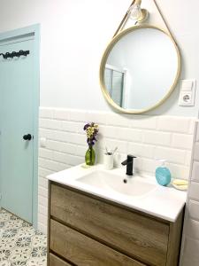 La salle de bains est pourvue d'un lavabo et d'un miroir. dans l'établissement Finestra del Mar, à Cañet de Mar