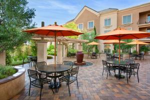 Un restaurante o sitio para comer en Ayres Hotel Chino Hills - Ontario