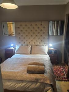 una camera da letto con un letto grande con due comodini di Gemsbok Cottage a Bethlehem