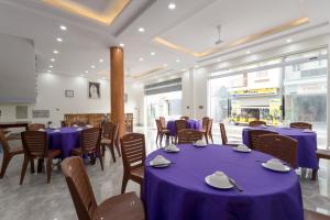 a dining room with blue tables and chairs at Bích Ngọc Hotel Quan Lạn - Thứ 7 nhận 5 phòng trở lên in Làng Liễu