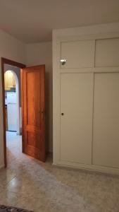 una stanza vuota con una porta e una cucina di Apartment only 250m from the beach Los Locos a Torrevieja
