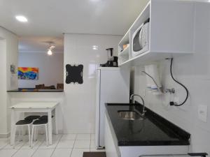 Kuchnia lub aneks kuchenny w obiekcie UBAtubah HOMES 23A 100m Praia Grande WIFI piscina