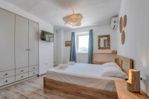 Postel nebo postele na pokoji v ubytování Stunning View - Agapi's Houses
