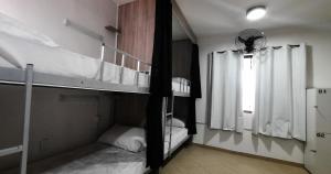 Uma ou mais camas em beliche em um quarto em Soul do Mar Hostel