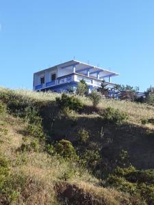 una casa sentada en la cima de una colina en Hostel Meharchen, en Chefchaouen