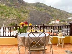 ガラチコにあるMaravilloso Apartamento VISTAS AL MAR Y VOLCANの景色を望むバルコニー(テーブル、椅子付)