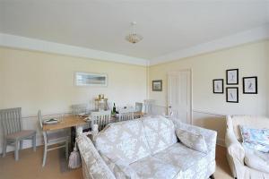 - un salon avec un canapé et une table dans l'établissement 2 Old Home Farm, à Lyme Regis