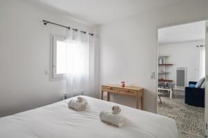 um quarto com uma cama com duas toalhas em Appartement des Tours - Welkeys em La Rochelle