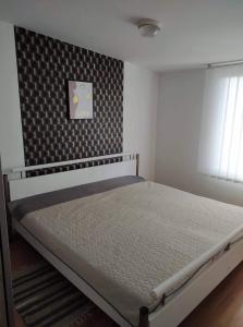 A bed or beds in a room at Reni Apartman