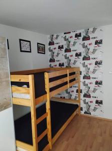 Etagenbett in einem Zimmer mit einer Wand in der Unterkunft Reni Apartman in Siófok