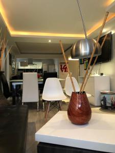 wazon siedzący na stole w salonie w obiekcie Habitación Deluxe w mieście Bogota