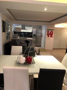 kuchnia i salon z białym stołem i krzesłami w obiekcie Habitación Deluxe w mieście Bogota +4 zdjęcia