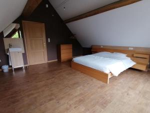 Postel nebo postele na pokoji v ubytování L'Atelier d'Arthur - Gîte chaleureux avec jacuzzi.