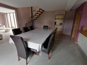 TV a/nebo společenská místnost v ubytování L'Atelier d'Arthur - Gîte chaleureux avec jacuzzi.