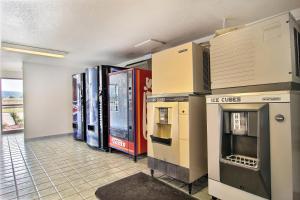 Una cocina o kitchenette en Travelodge by Wyndham Raton