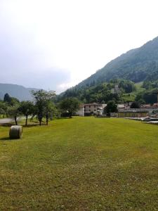 un gran campo de hierba con un edificio en el fondo en LOCAZIONE TURISTICA CASA CITTADELLA, en Arten