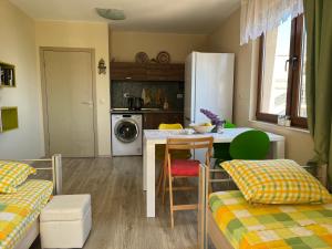 Kuchyň nebo kuchyňský kout v ubytování Апартамент Limoncini