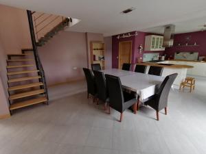 Kuchyň nebo kuchyňský kout v ubytování L'Atelier d'Arthur - Gîte chaleureux avec jacuzzi.