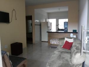sala de estar con sofá y almohada roja en casa em condomínio, en São Luís