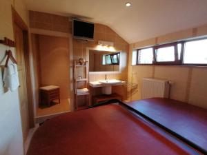 Postel nebo postele na pokoji v ubytování L'Atelier d'Arthur - Gîte chaleureux avec jacuzzi.