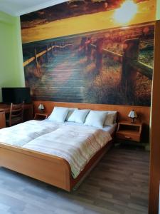 Un pat sau paturi într-o cameră la Hotelzimmer im alten Reihenhaus auf der Stadtmauer +6 fotografii