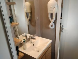 Zdjęcie z galerii obiektu Mobilhome tout confort en camping 4* à 40m de la plage w mieście Canet-en-Roussillon