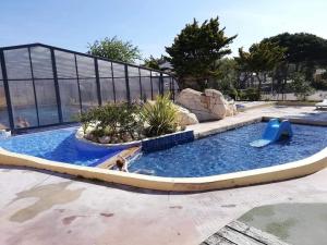 Zdjęcie z galerii obiektu Mobilhome tout confort en camping 4* à 40m de la plage w mieście Canet-en-Roussillon