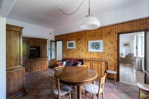 una cucina e una sala da pranzo con tavolo e sedie in legno di BELVEDERE SULLE MURA a Pesaro