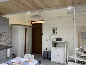 Η κουζίνα ή μικρή κουζίνα στο Pompei Civico 84