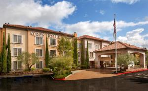 um hotel com uma bandeira americana em frente em Ayres Hotel Laguna Woods - Aliso Viejo em Laguna Woods