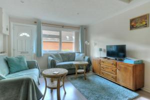 チャーマスにある36 Fernhill Heightsのソファとテレビのあるリビングルーム