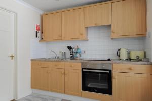 チャーマスにある36 Fernhill Heightsのキッチン(木製キャビネット、コンロ付) +7枚の写真