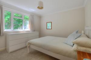 チャーマスにある36 Fernhill Heightsの白いベッドルーム(ベッド1台、窓2つ付)