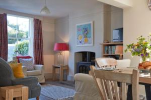 - un salon avec une table et un canapé dans l'établissement Lavender Cottage, à Beer