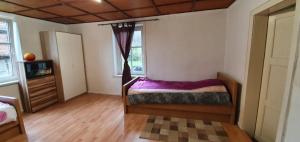 um pequeno quarto com uma cama e uma janela em Grünewald Haus em Dreetz