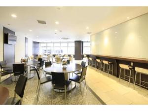 um restaurante com mesas e cadeiras e um bar em R&B HOTEL HACHIOJI - Vacation STAY 38830v em Hachioji