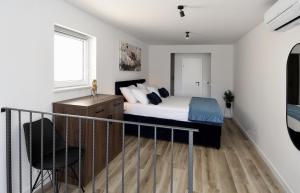 1 dormitorio con 1 cama y 1 silla en Jacuzzi Apartment Mickey en Dubrovnik